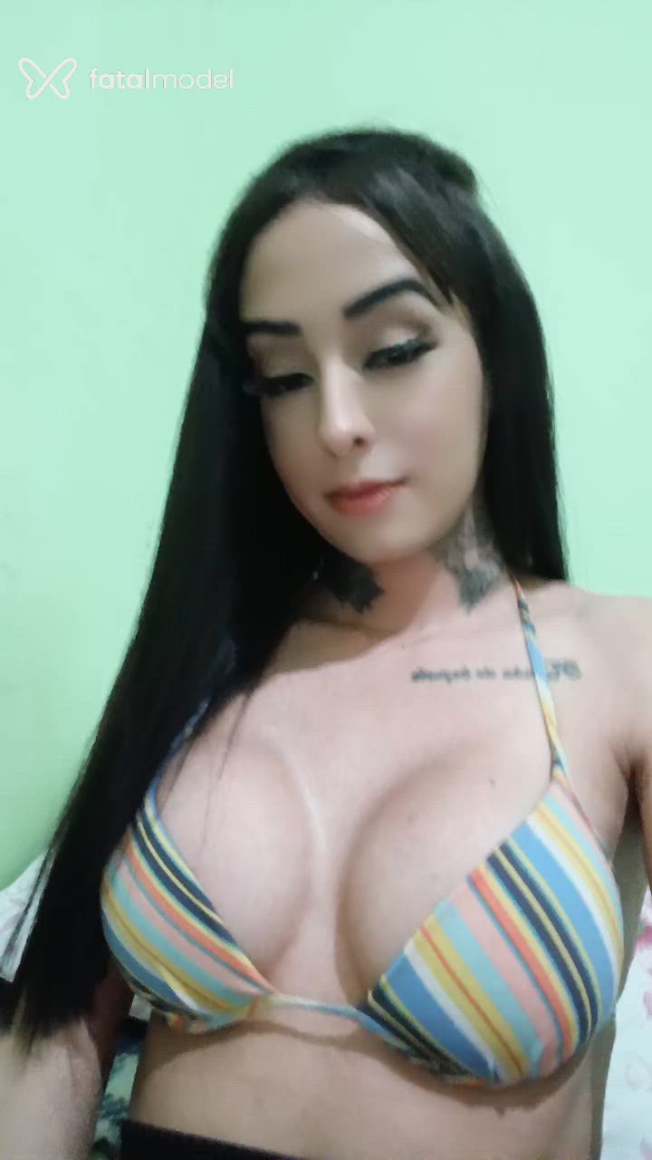 Acompanhante mulher trans morena (o) de olhos pretos - Azra Urach