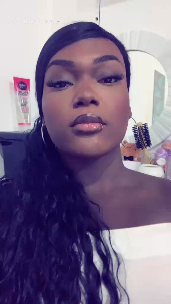 Acompanhante mulher trans morena (o) de olhos pretos - Preta Rara