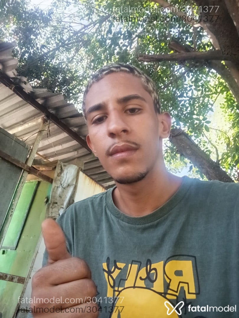 Acompanhante homem com cabelo grisalho de olhos castanhos em Mesquita - Lucas Paugg