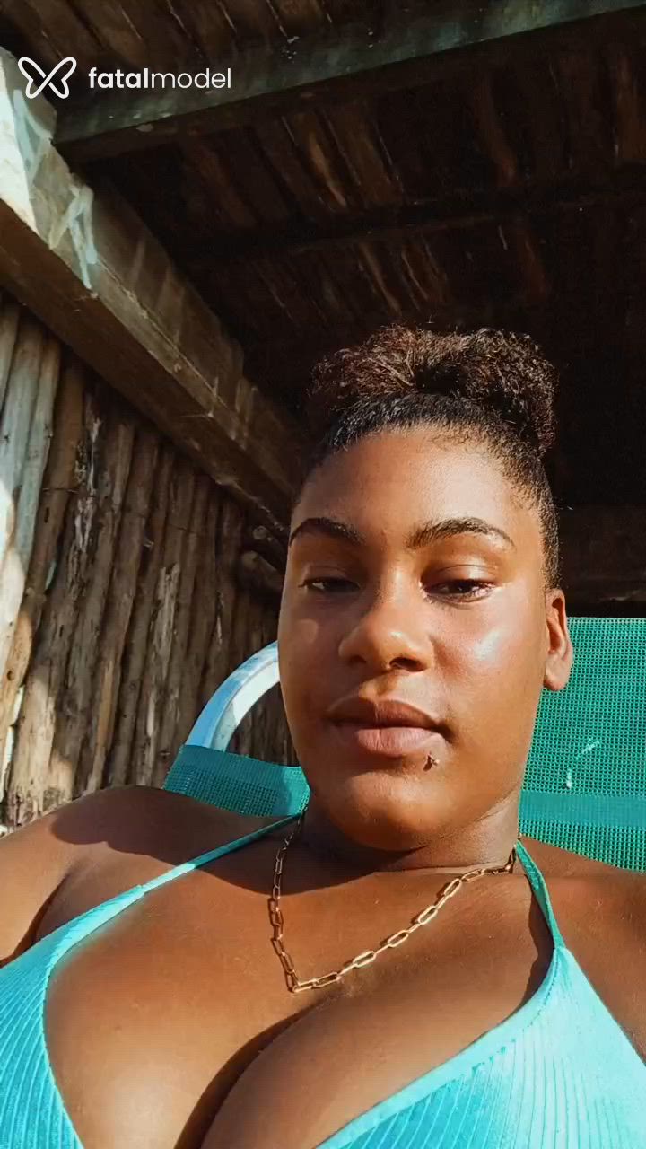 Acompanhante mulher com cabelo castanho de olhos pretos - Suelen Veríssimo