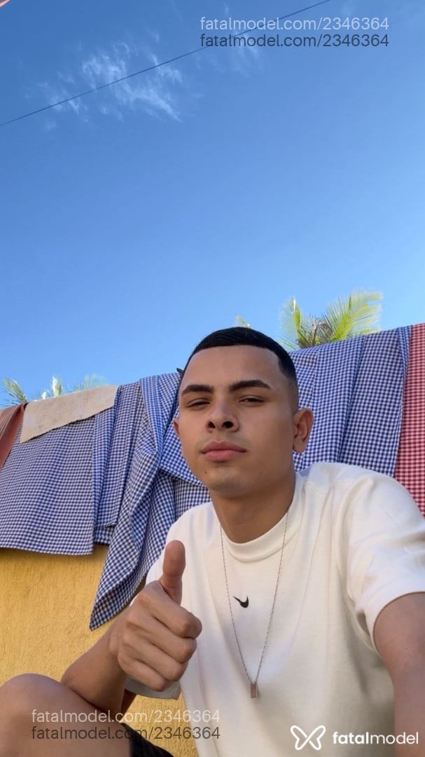 Acompanhante homem com cabelo castanho de olhos castanhos - Ryann