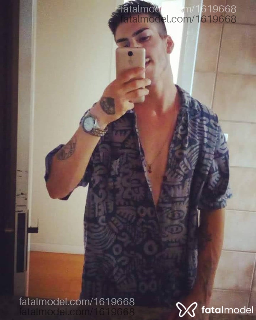Acompanhante homem com cabelo castanho de olhos pretos em Curitiba Acompanhante homem com cabelo castanho de olhos pretos em Curitiba - TotallSigillo