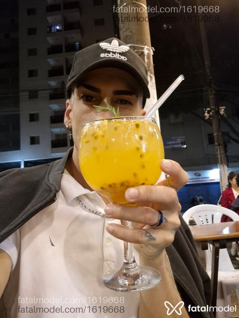 Acompanhante homem com cabelo castanho de olhos pretos em Curitiba Acompanhante homem com cabelo castanho de olhos pretos em Curitiba - TotallSigillo