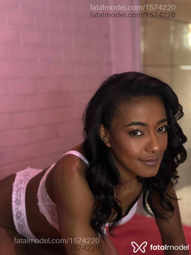 Acompanhante mulher morena (o) de olhos mel - Dudaa