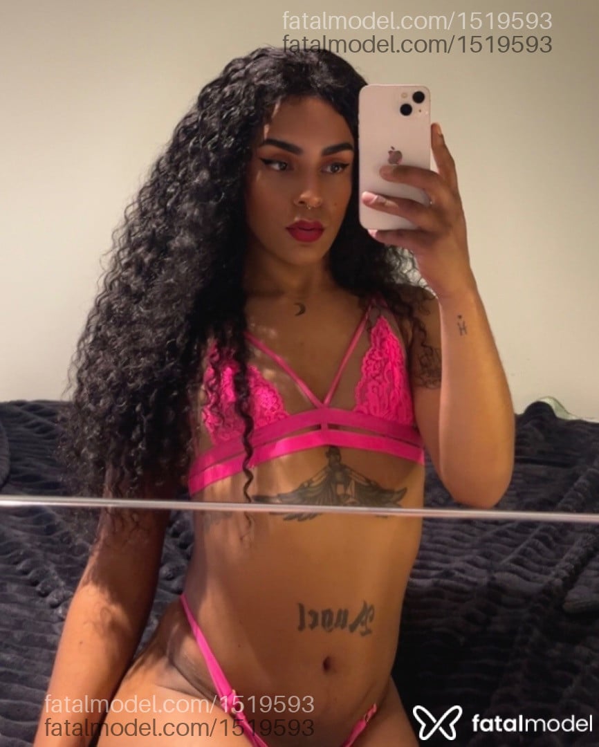 Acompanhante mulher trans com cabelo castanho de olhos castanhos - Lyrena
