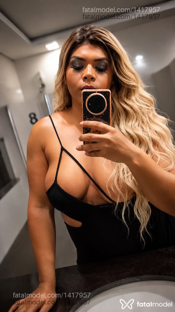 Acompanhante mulher trans com cabelo castanho de olhos mel em João Pinheiro Acompanhante mulher trans com cabelo castanho de olhos mel em João Pinheiro - Aryela