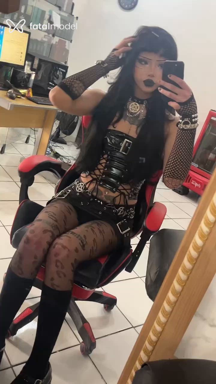 Acompanhante mulher trans morena (o) de olhos castanhos - Julia Gótica
