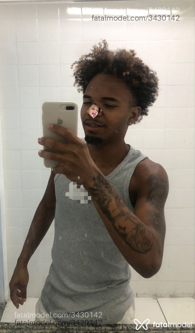 Acompanhante homem com cabelo castanho de olhos castanhos - Endrik