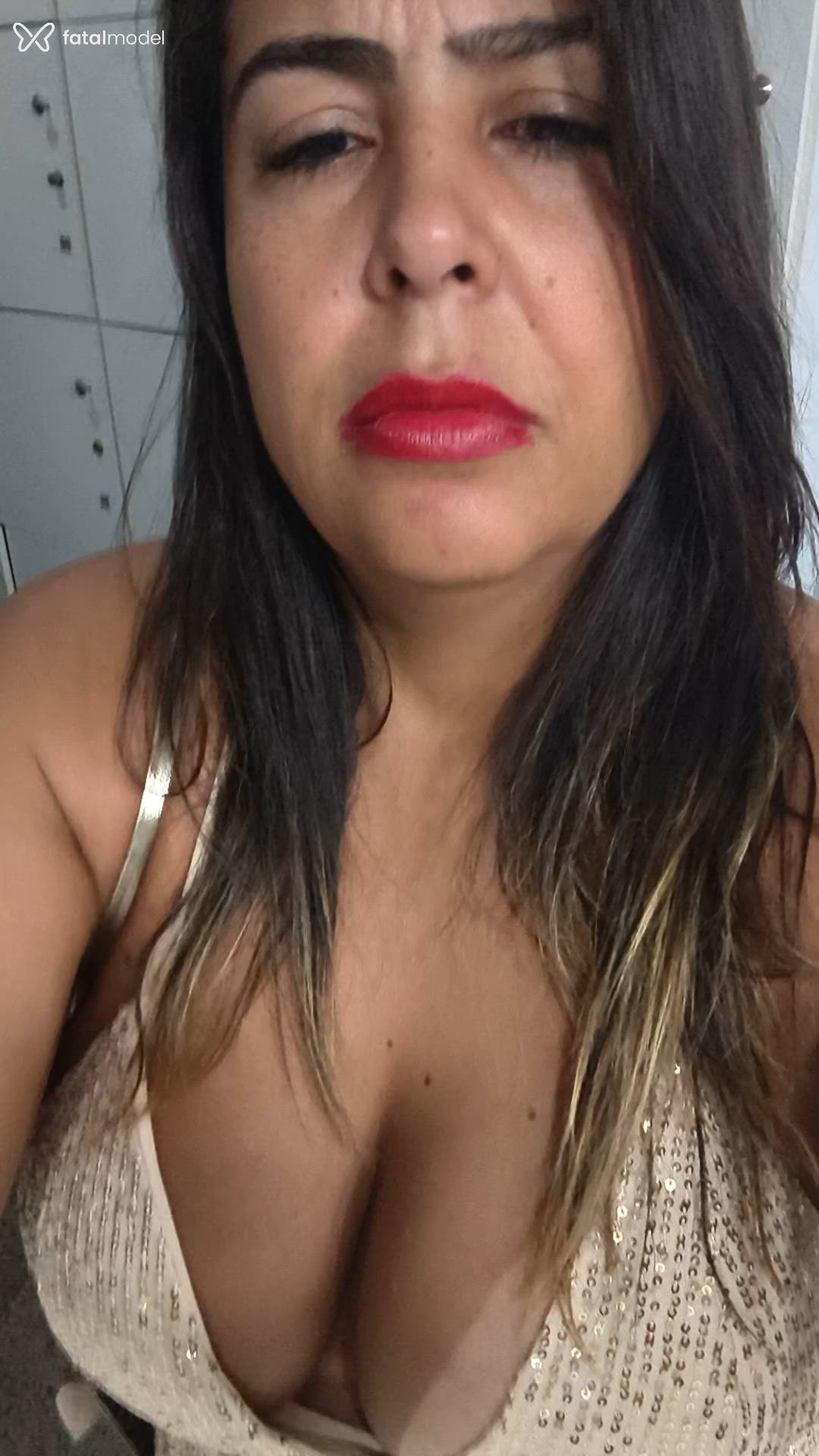 Acompanhante mulher com cabelo colorido de olhos mel em Campo Grande Acompanhante mulher com cabelo colorido de olhos mel em Campo Grande - Joana Darc
