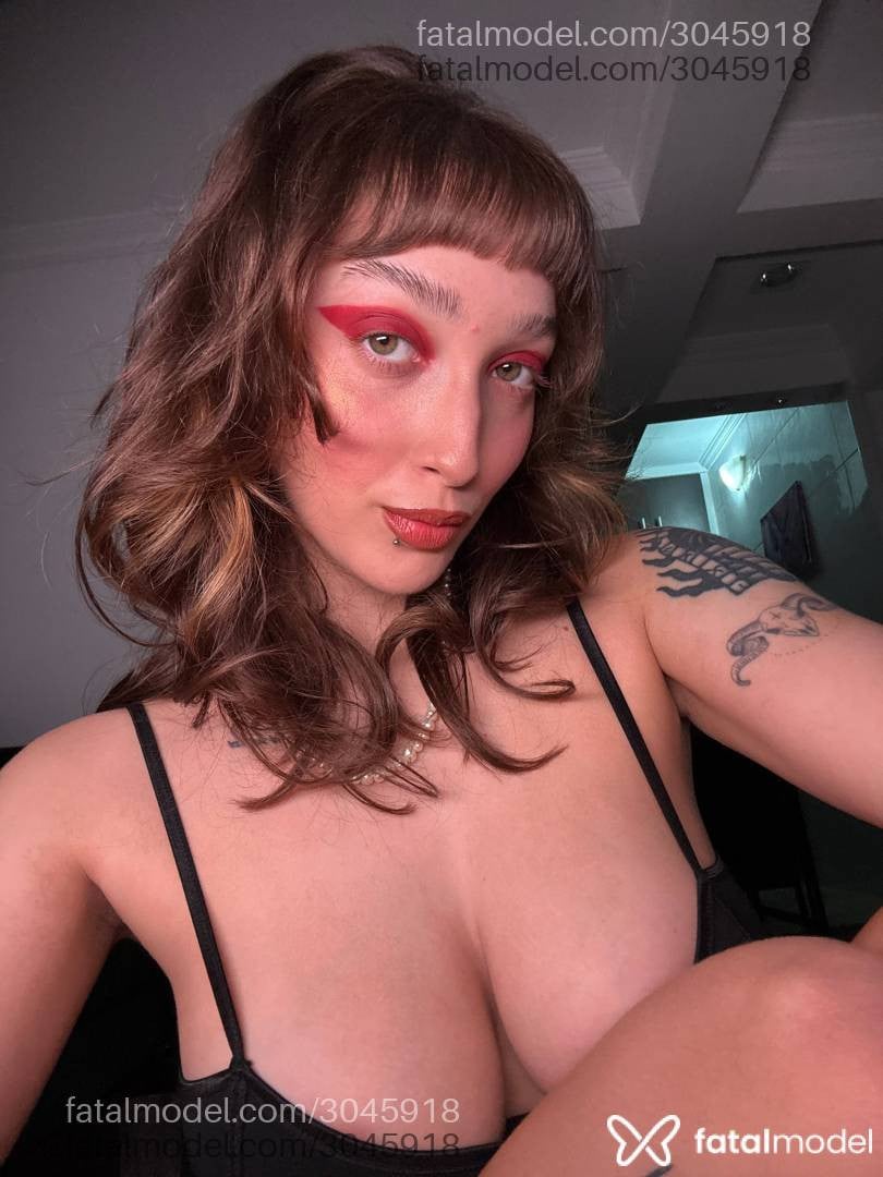 Acompanhante mulher loira (o) de olhos verdes - Mistress Shaday