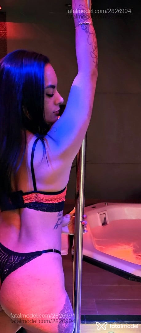 Acompanhante mulher morena (o) de olhos pretos em Serra Acompanhante mulher morena (o) de olhos pretos em Serra - Nairobe