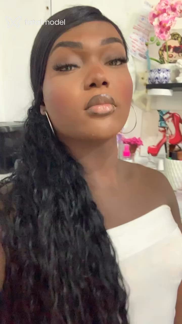 Acompanhante mulher trans morena (o) de olhos pretos - Preta Rara