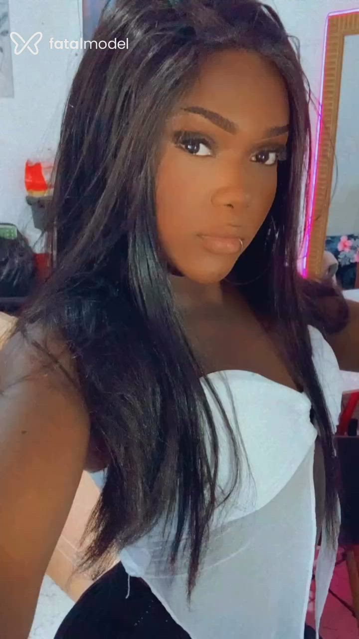 Acompanhante mulher trans morena (o) de olhos pretos - Preta Rara
