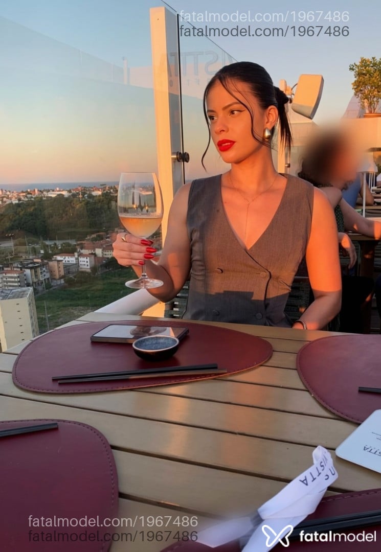 Acompanhante mulher com cabelo castanho de olhos castanhos em Fortaleza - Leticia Almeida