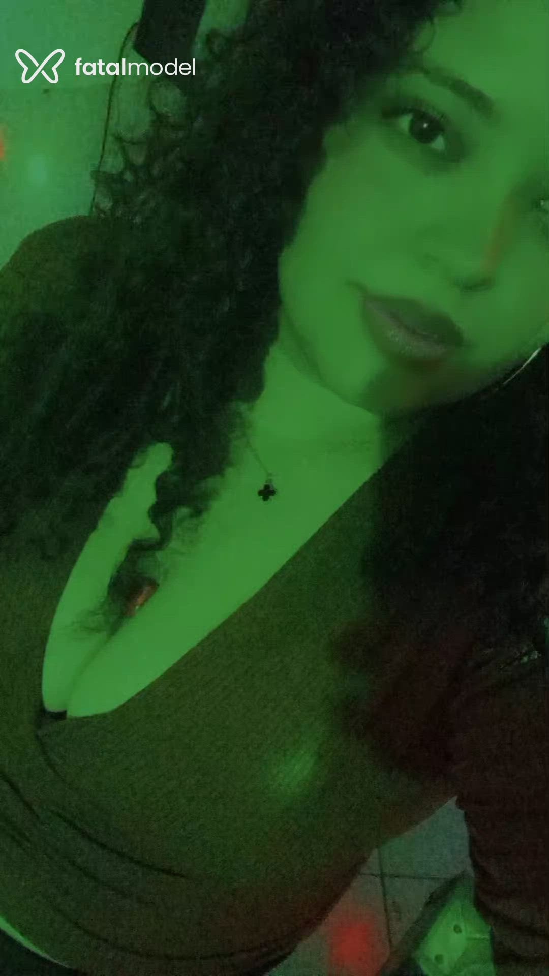 Acompanhante mulher com cabelo castanho de olhos castanhos - Bruh Acompanhante mulher com cabelo castanho de olhos castanhos - Bruh