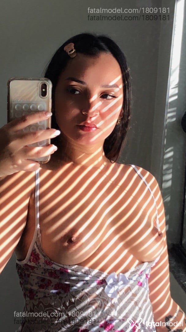 Acompanhante mulher com cabelo castanho de olhos castanhos em Florianópolis Acompanhante mulher com cabelo castanho de olhos castanhos em Florianópolis - Jade Vieira