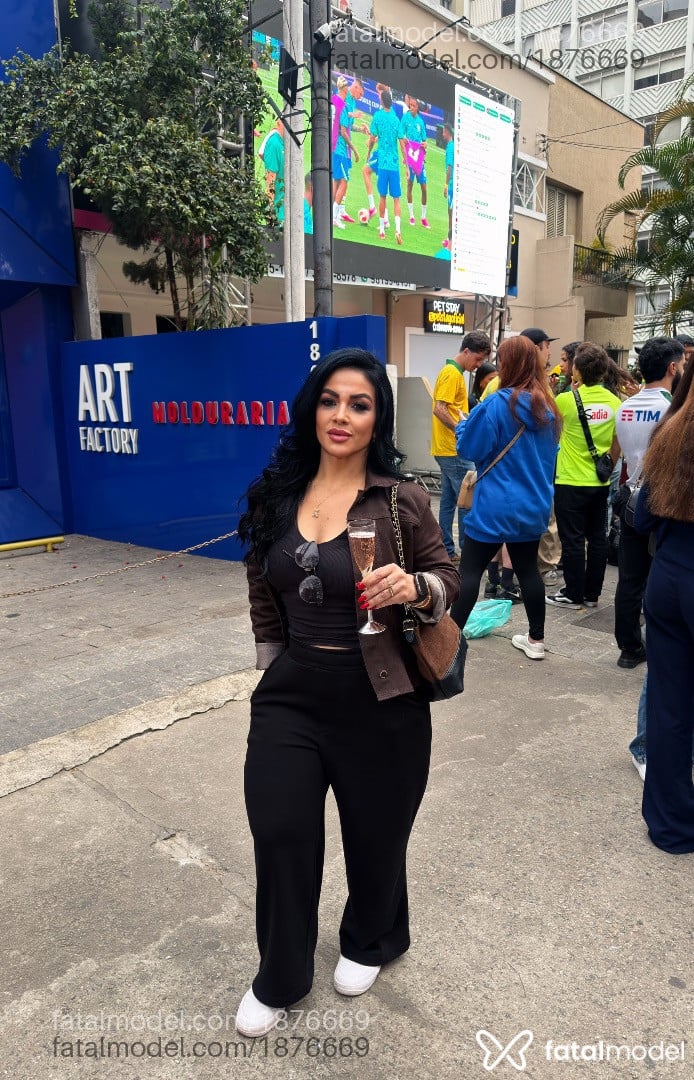 Acompanhante mulher morena (o) de olhos mel - Bruna Davila Acompanhante mulher morena (o) de olhos mel - Bruna Davila