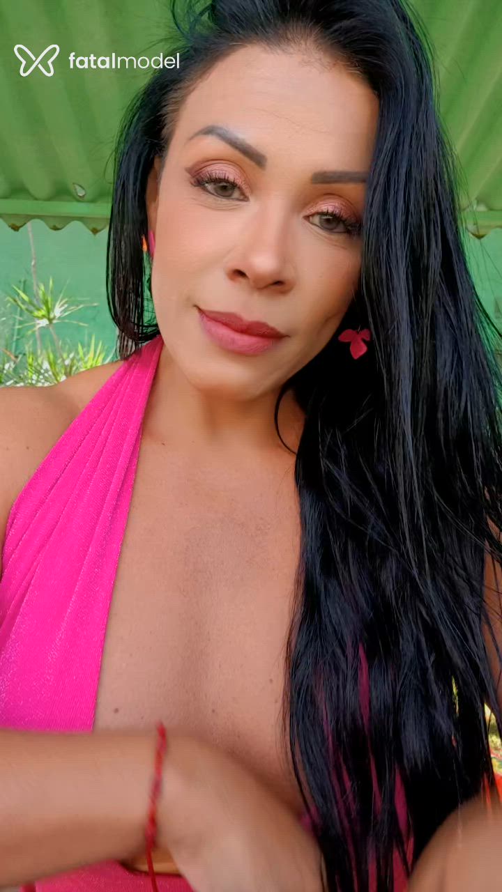 Acompanhante mulher com cabelo colorido de olhos mel - Manuella Guedes