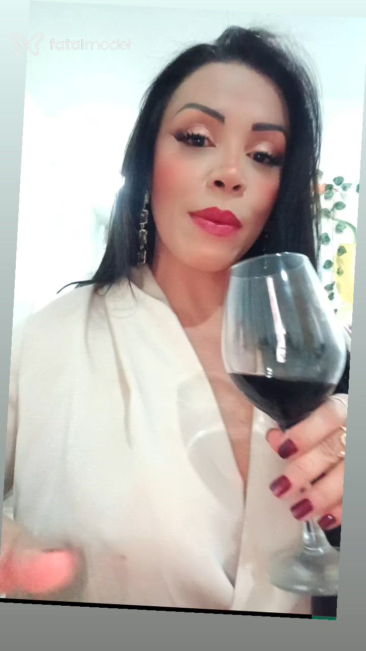 Acompanhante mulher com cabelo colorido de olhos mel - Manuella Guedes