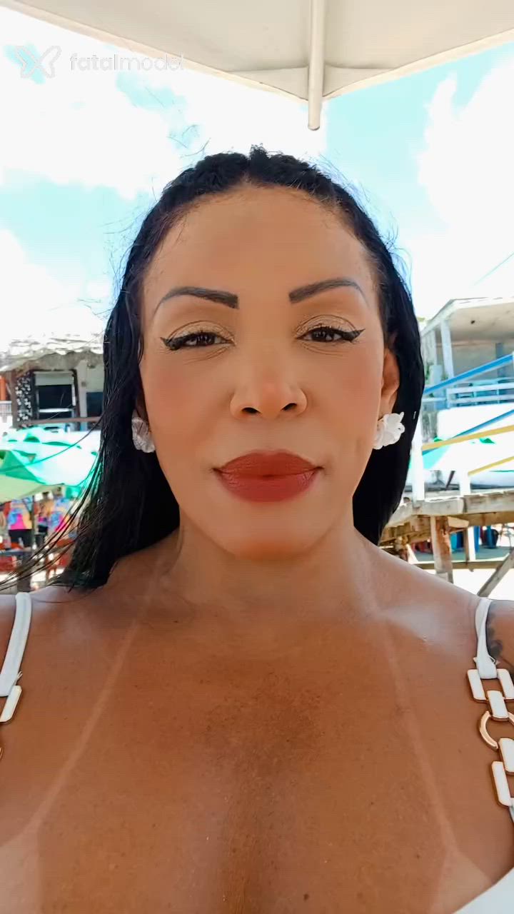 Acompanhante mulher com cabelo colorido de olhos mel - Manuella Guedes Acompanhante mulher com cabelo colorido de olhos mel - Manuella Guedes