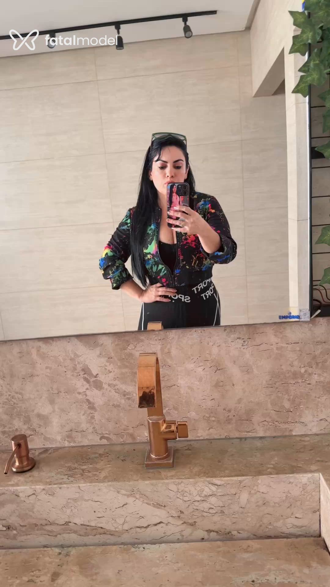 Acompanhante mulher morena (o) de olhos castanhos - Mari Acompanhante mulher morena (o) de olhos castanhos - Mari