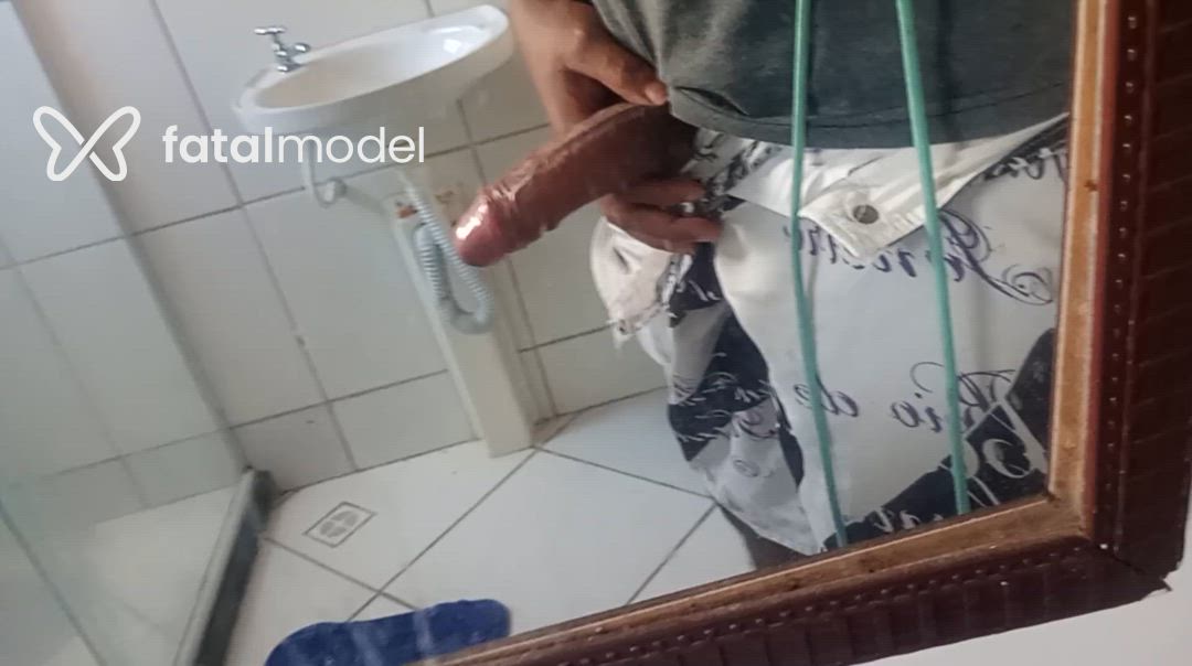 Acompanhante não-binário com cabelo castanho de olhos pretos - Menia Acompanhante não-binário com cabelo castanho de olhos pretos - Menia