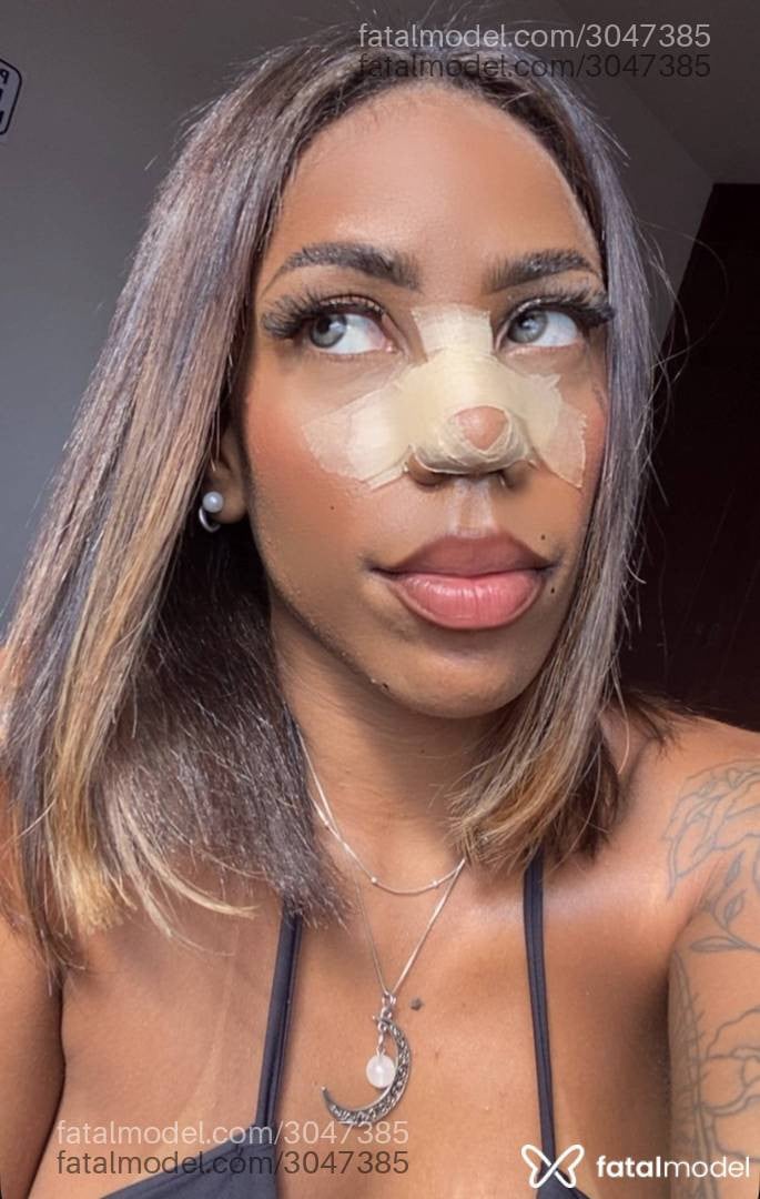 Acompanhante mulher morena (o) de olhos castanhos - íris