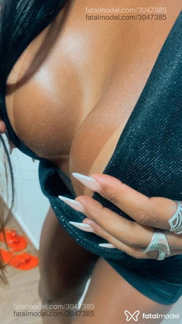 Acompanhante mulher morena (o) de olhos castanhos - íris Acompanhante mulher morena (o) de olhos castanhos - íris