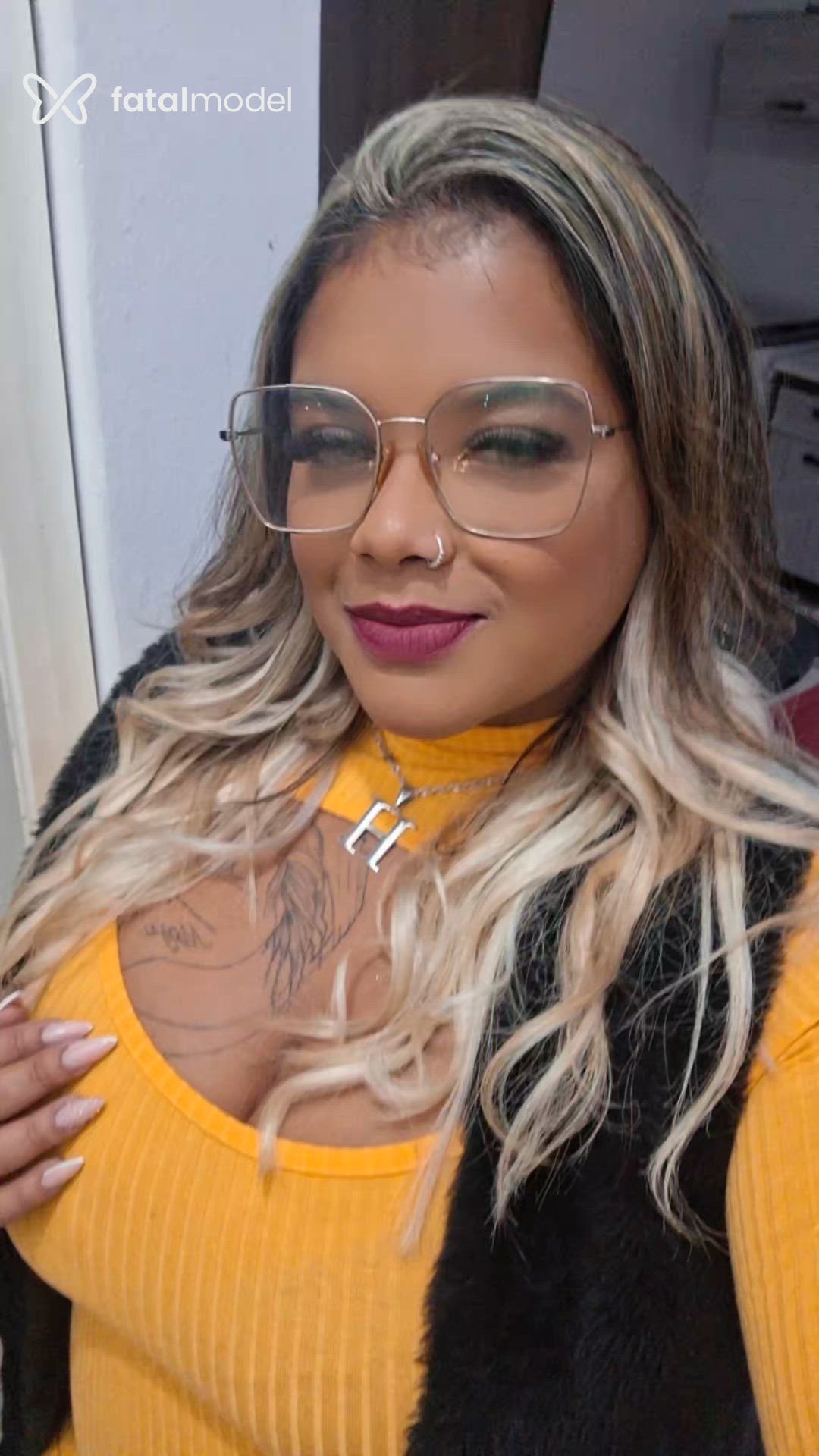 Acompanhante mulher morena (o) de olhos mel - Hemilli Magalhães