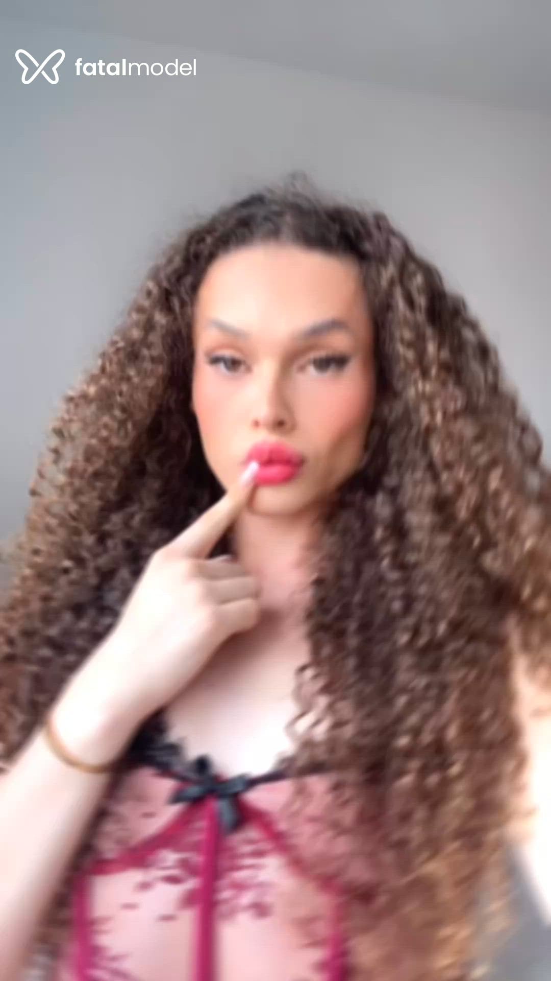 Acompanhante mulher trans com cabelo castanho de olhos verdes em Goiânia - Lu Santos