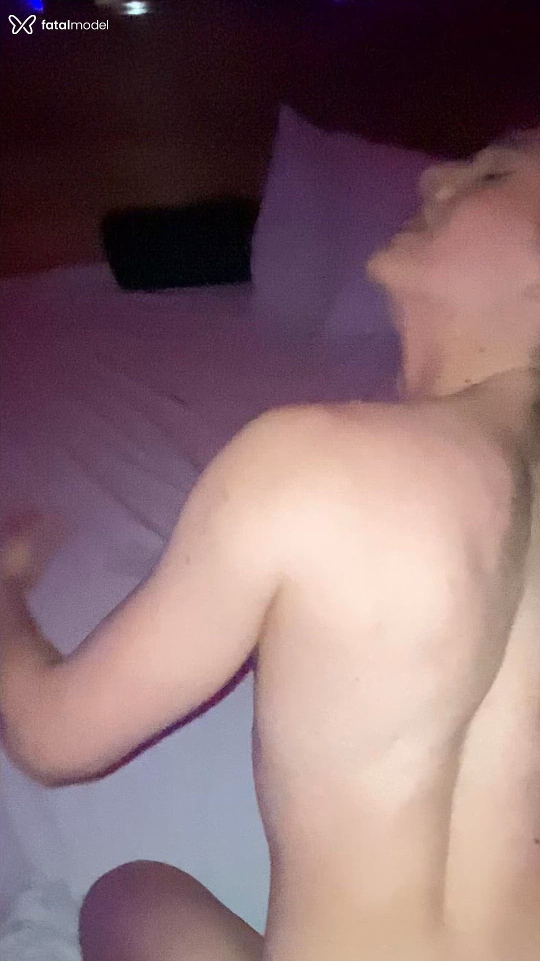 Acompanhante mulher trans com cabelo castanho de olhos verdes - Lu Santos