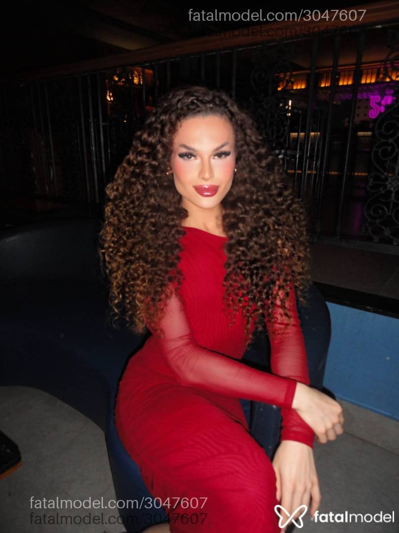 Acompanhante mulher trans com cabelo castanho de olhos verdes - Lu Santos