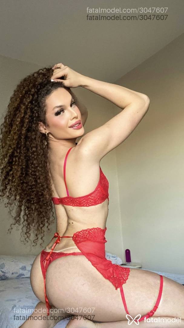 Acompanhante mulher trans com cabelo castanho de olhos verdes - Lu Santos