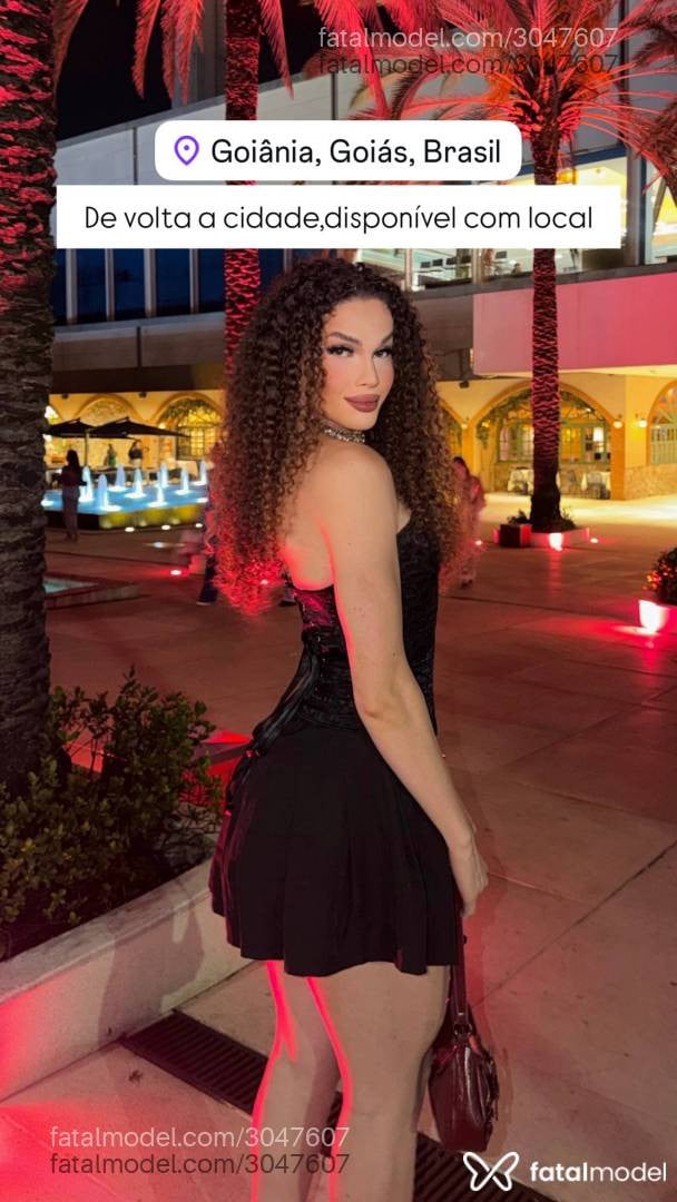 Acompanhante mulher trans com cabelo castanho de olhos verdes - Lu Santos