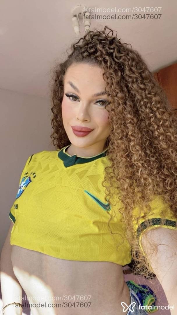 Acompanhante mulher trans com cabelo castanho de olhos verdes em Goiânia - Lu Santos