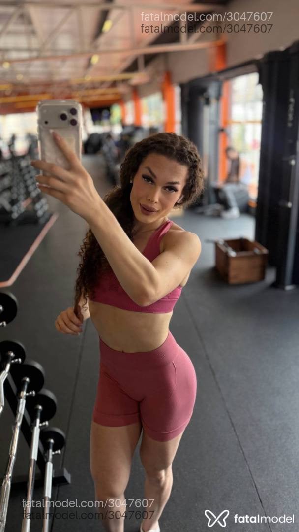 Acompanhante mulher trans com cabelo castanho de olhos verdes - Lu Santos