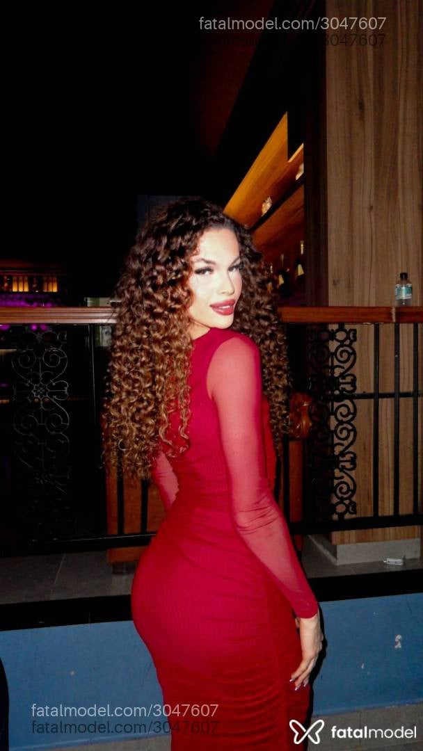 Acompanhante mulher trans com cabelo castanho de olhos verdes - Lu Santos