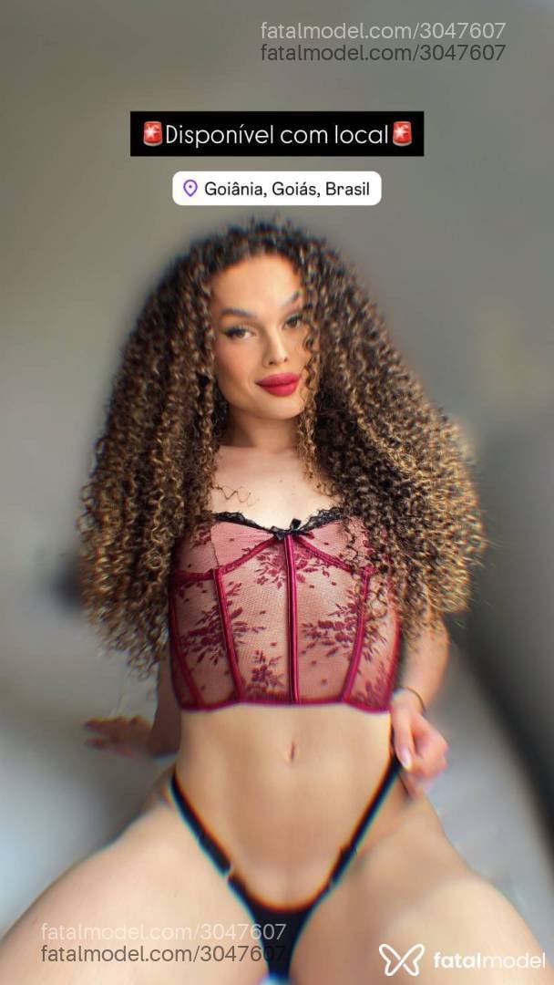 Acompanhante mulher trans com cabelo castanho de olhos verdes - Lu Santos