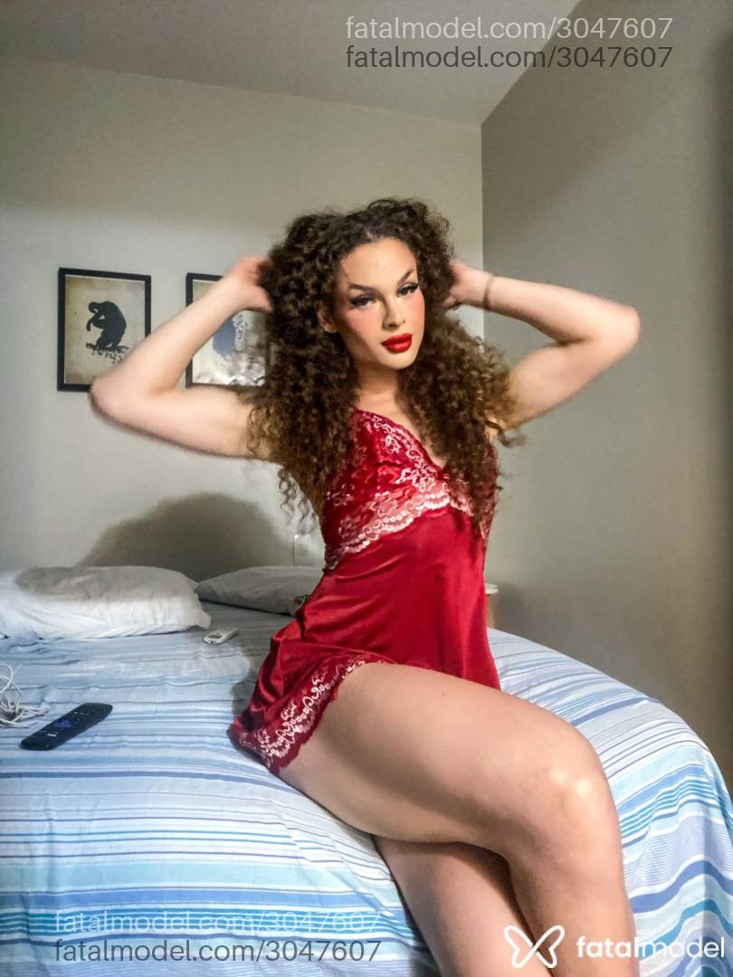 Acompanhante mulher trans com cabelo castanho de olhos verdes - Lu Santos