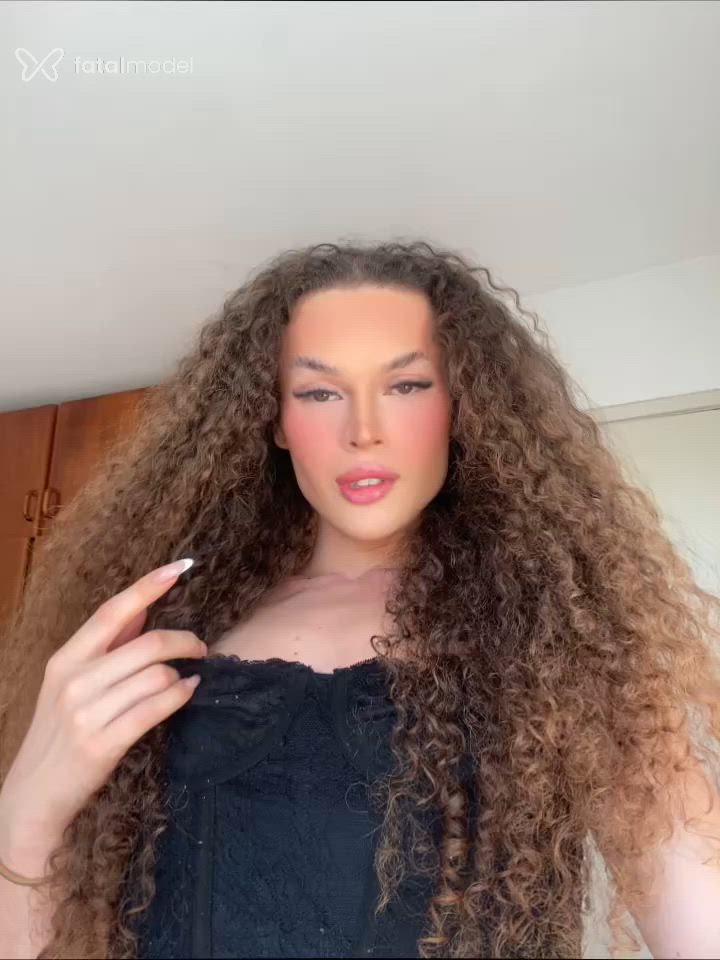 Acompanhante mulher trans com cabelo castanho de olhos verdes em Goiânia - Lu Santos