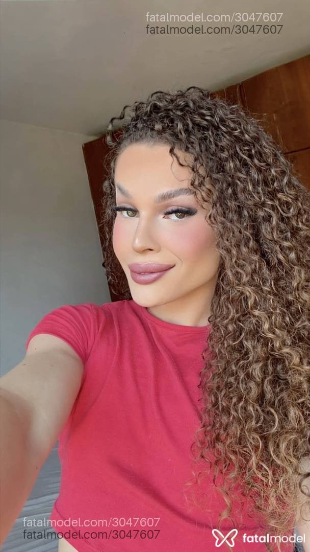 Acompanhante mulher trans com cabelo castanho de olhos verdes - Lu Santos