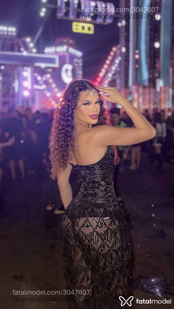 Acompanhante mulher trans com cabelo castanho de olhos verdes - Lu Santos