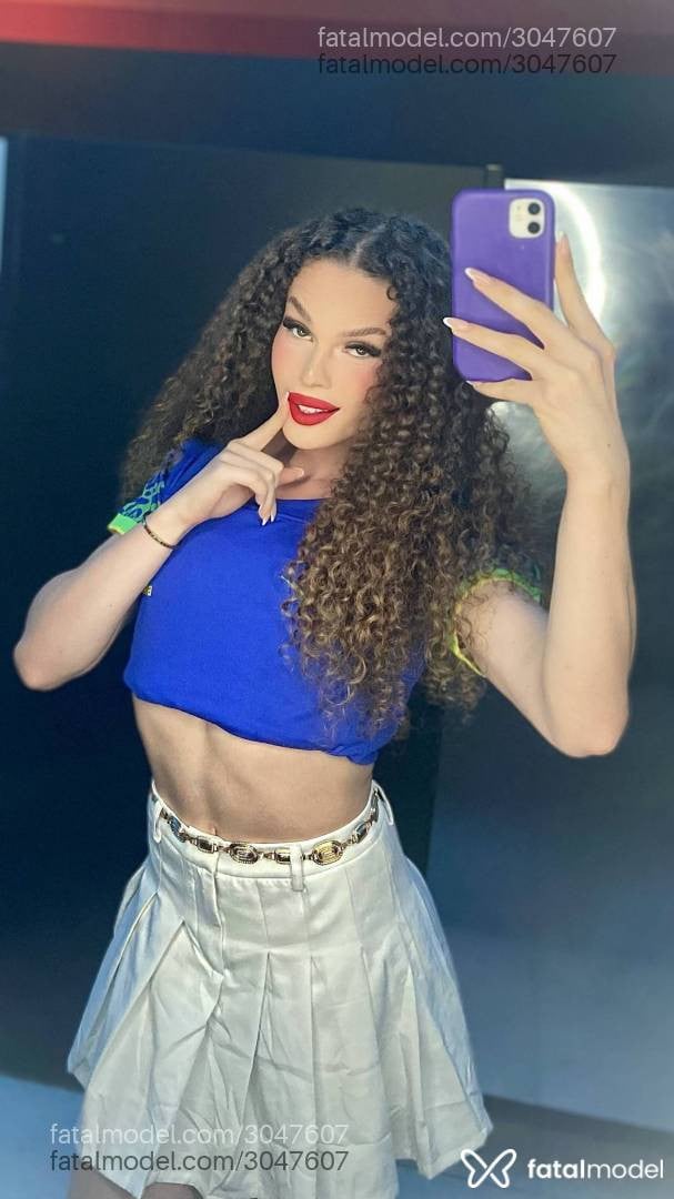Acompanhante mulher trans com cabelo castanho de olhos verdes em Goiânia - Lu Santos