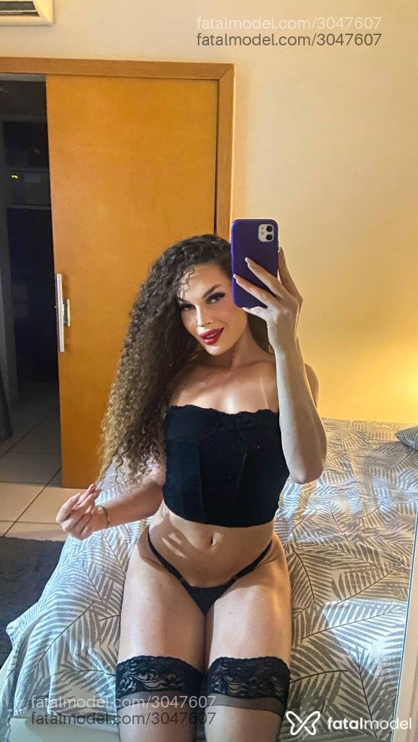 Acompanhante mulher trans com cabelo castanho de olhos verdes - Lu Santos