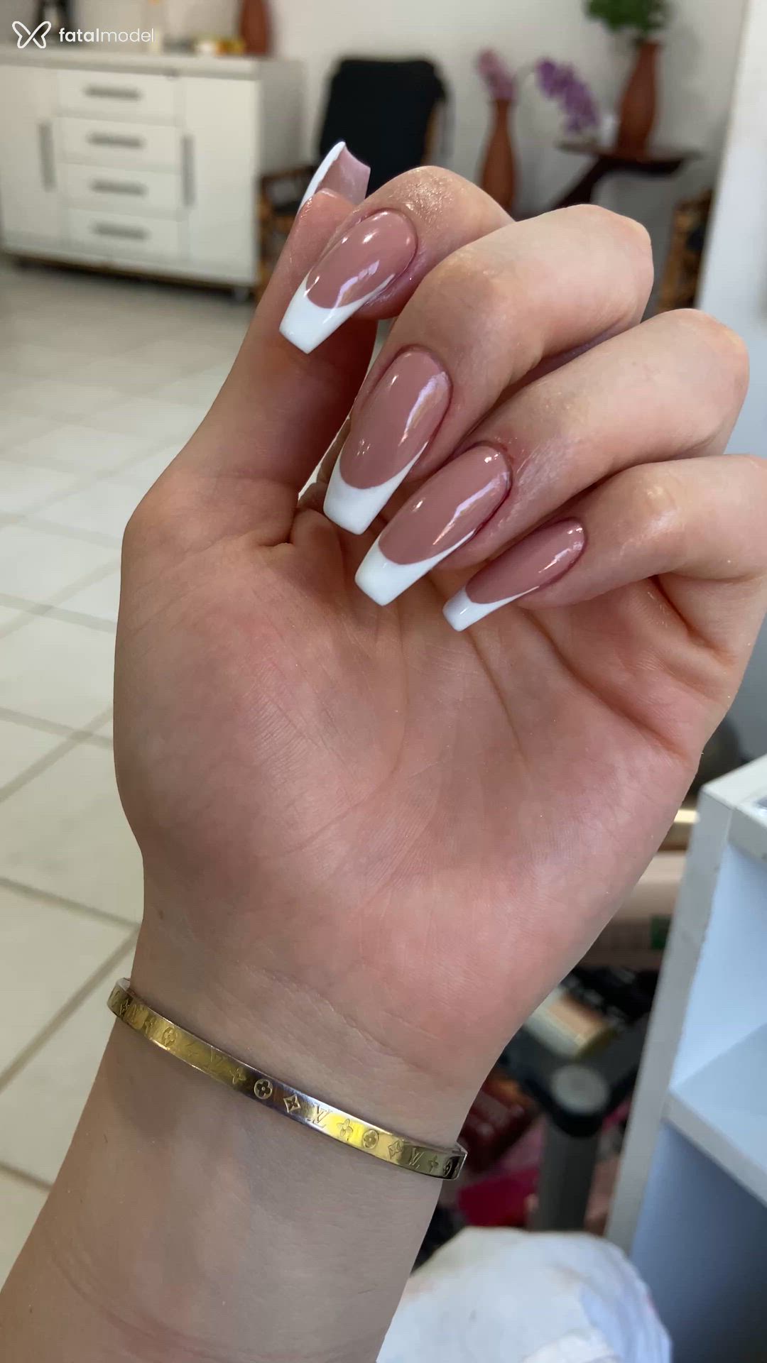 Acompanhante mulher trans com cabelo castanho de olhos verdes - Lu Santos