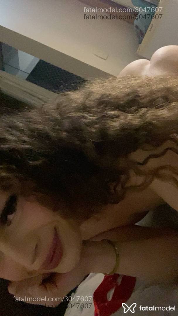 Acompanhante mulher trans com cabelo castanho de olhos verdes - Lu Santos