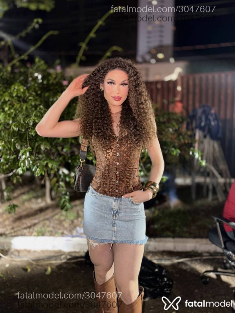 Acompanhante mulher trans com cabelo castanho de olhos verdes - Lu Santos
