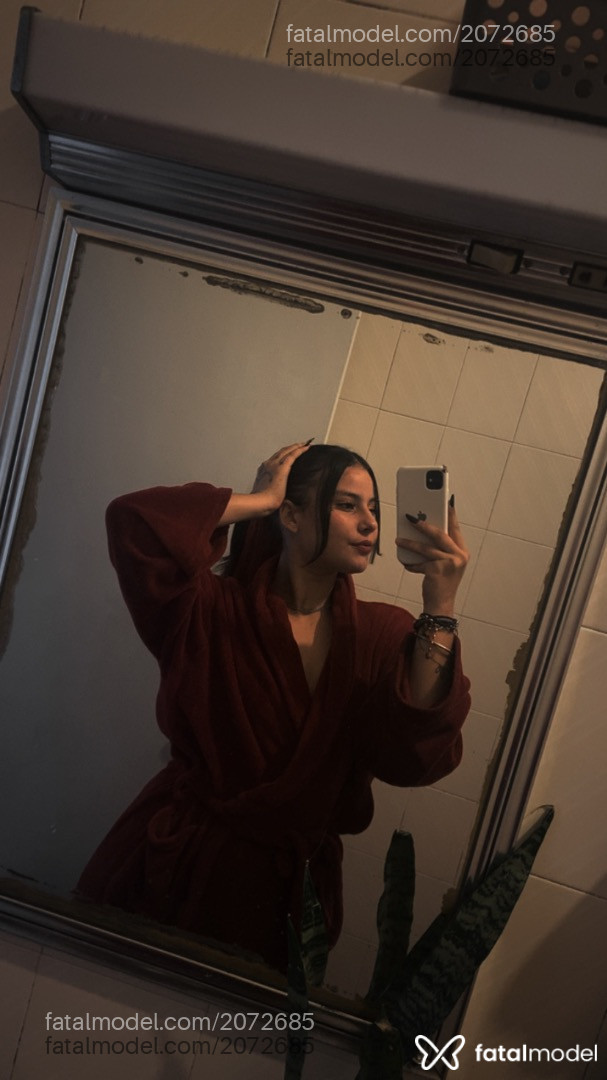 Acompanhante mulher com cabelo castanho de olhos castanhos - Aurora Niff Acompanhante mulher com cabelo castanho de olhos castanhos - Aurora Niff