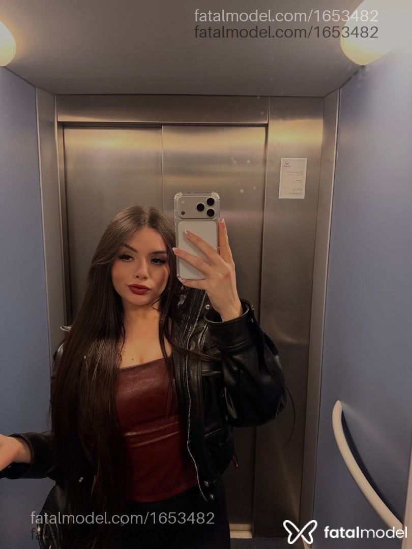 Acompanhante mulher com cabelo castanho de olhos castanhos - Catarina