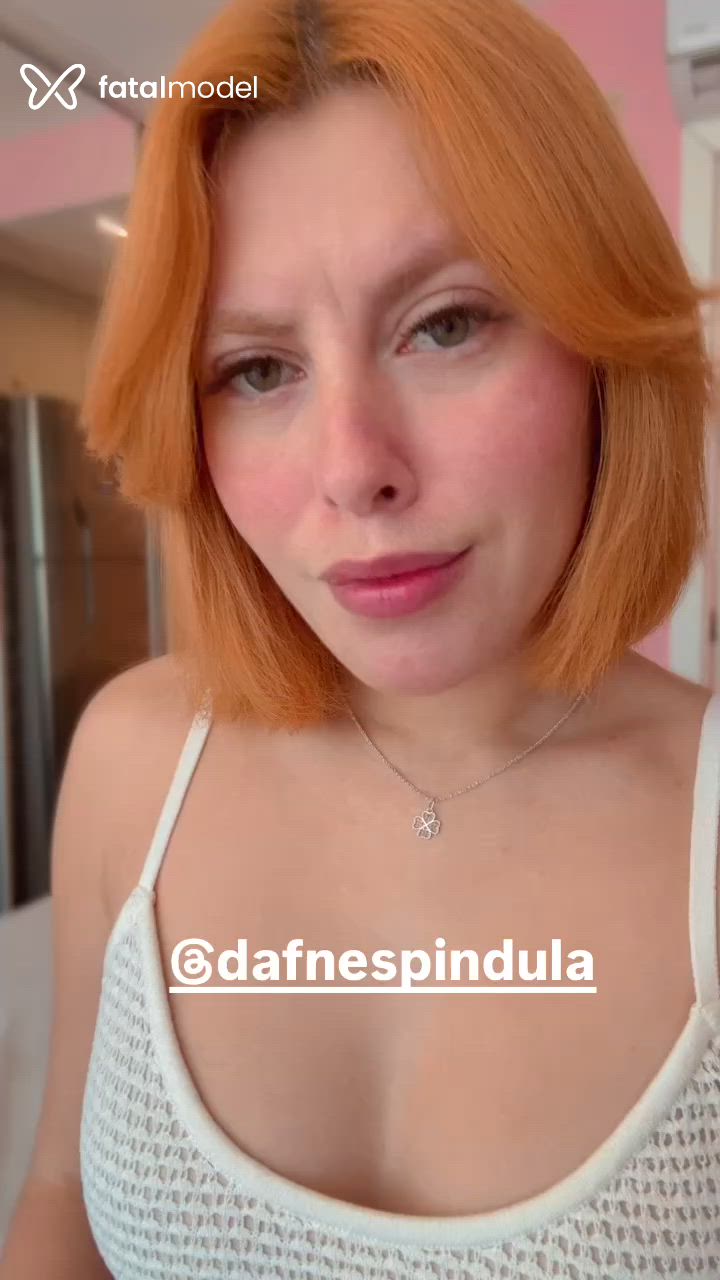 Acompanhante mulher ruiva (o) de olhos verdes - Dafne Spindula Acompanhante mulher ruiva (o) de olhos verdes - Dafne Spindula